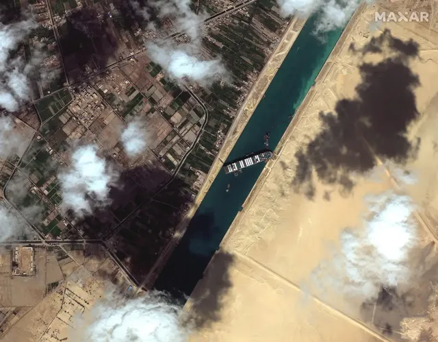 Ảnh vệ tinh cho thấy hàng trăm con tàu trôi nổi chờ đợi trên kênh đào Suez - Ảnh 7. Ảnh vệ tinh cho thấy hàng trăm con tàu trôi nổi chờ đợi trên kênh đào Suez - Ảnh 7.