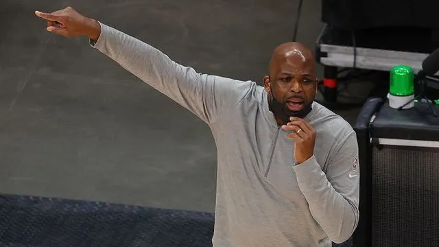 Atlanta Hawks sa thải HLV Lloyd Pierce - Ảnh 1.