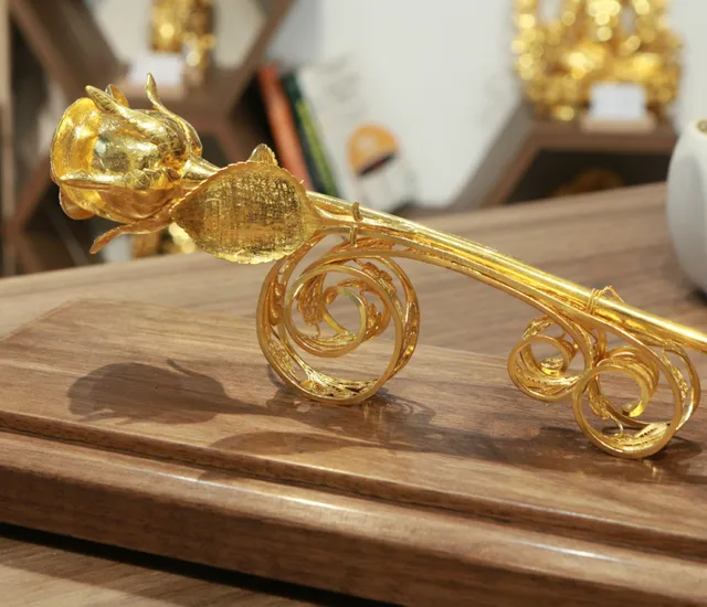 Chiêm ngưỡng bông hồng đúc bằng vàng 24 nguyên khối giá 330 triệu đồng - Ảnh 2. Chiêm ngưỡng bông hồng đúc bằng vàng 24 nguyên khối giá 330 triệu đồng - Ảnh 2.