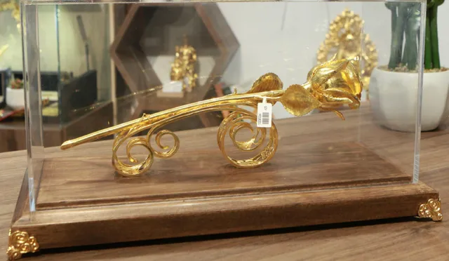 Chiêm ngưỡng bông hồng đúc bằng vàng 24 nguyên khối giá 330 triệu đồng - Ảnh 5. Chiêm ngưỡng bông hồng đúc bằng vàng 24 nguyên khối giá 330 triệu đồng - Ảnh 5.