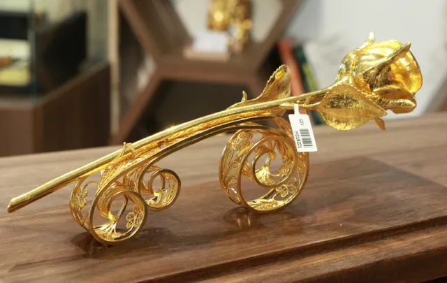 Chiêm ngưỡng bông hồng đúc bằng vàng 24 nguyên khối giá 330 triệu đồng - Ảnh 8. Chiêm ngưỡng bông hồng đúc bằng vàng 24 nguyên khối giá 330 triệu đồng - Ảnh 8.
