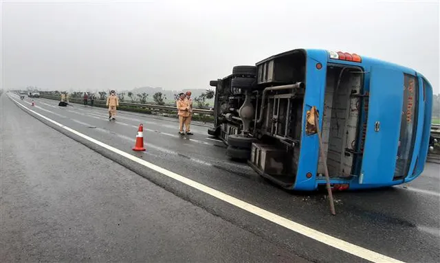 Xe khách lật trên cao tốc Nội Bài - Lào Cai, 7 người thoát chết - Ảnh 1. Xe khách lật trên cao tốc Nội Bài - Lào Cai, 7 người thoát chết - Ảnh 1.