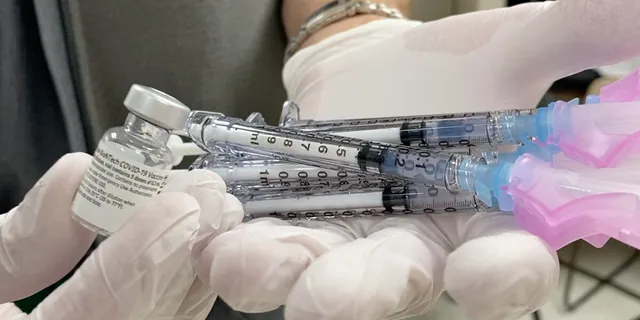 Doanh nghiệp Mỹ treo thưởng khi nhân viên đi tiêm vaccine COVID-19 - Ảnh 1.