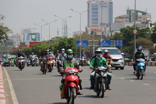 Người dân TP Hồ Chí Minh vất vả chống chọi nắng nóng trở lại - Ảnh 1.