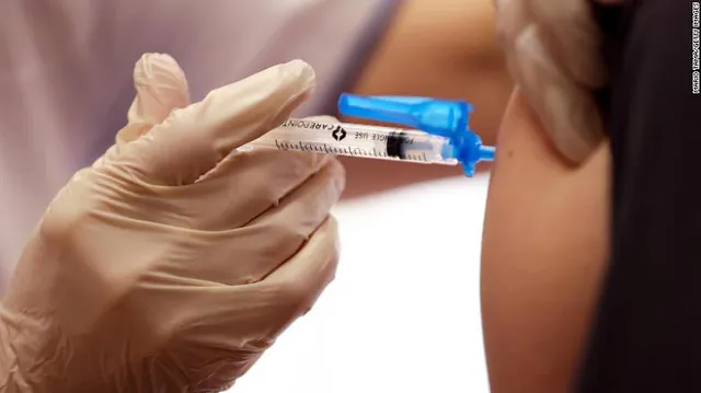 CDC Mỹ phát hiện nguyên nhân bất ngờ gây phản ứng vaccine COVID-19 - Ảnh 1.