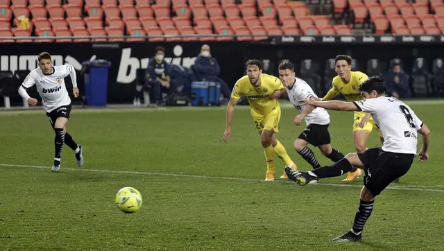 Valencia 2-1 Villarreal: Đội chủ nhà ngược dòng phút cuối - Ảnh 3.