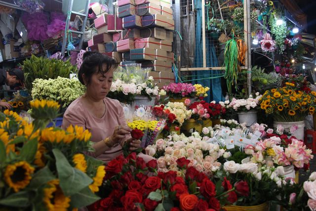 Tiểu thương chợ hoa lớn nhất TP Hồ Chí Minh lo cảnh người đông, khách vắng dịp lễ 8/3 - Ảnh 3.