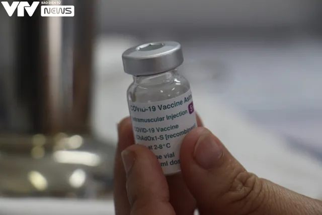 Cận cảnh quy trình tiêm vaccine phòng COVID-19 ở TP Hồ Chí Minh - Ảnh 8. Cận cảnh quy trình tiêm vaccine phòng COVID-19 ở TP Hồ Chí Minh - Ảnh 8.