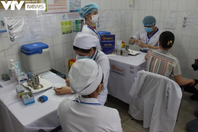 Cận cảnh quy trình tiêm vaccine phòng COVID-19 ở TP Hồ Chí Minh - Ảnh 9. Cận cảnh quy trình tiêm vaccine phòng COVID-19 ở TP Hồ Chí Minh - Ảnh 9.