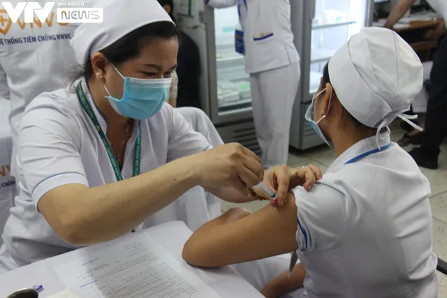 Cận cảnh quy trình tiêm vaccine phòng COVID-19 ở TP Hồ Chí Minh - Ảnh 10. Cận cảnh quy trình tiêm vaccine phòng COVID-19 ở TP Hồ Chí Minh - Ảnh 10.