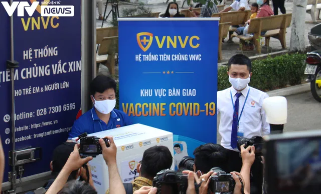 Cận cảnh quy trình tiêm vaccine phòng COVID-19 ở TP Hồ Chí Minh - Ảnh 3. Cận cảnh quy trình tiêm vaccine phòng COVID-19 ở TP Hồ Chí Minh - Ảnh 3.