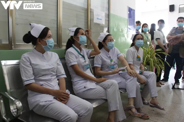 Cận cảnh quy trình tiêm vaccine phòng COVID-19 ở TP Hồ Chí Minh - Ảnh 4. Cận cảnh quy trình tiêm vaccine phòng COVID-19 ở TP Hồ Chí Minh - Ảnh 4.