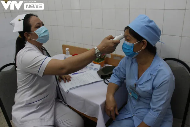 Cận cảnh quy trình tiêm vaccine phòng COVID-19 ở TP Hồ Chí Minh - Ảnh 5. Cận cảnh quy trình tiêm vaccine phòng COVID-19 ở TP Hồ Chí Minh - Ảnh 5.