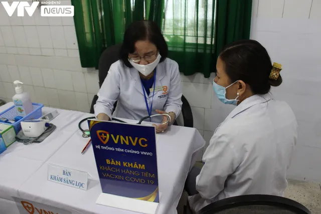 Cận cảnh quy trình tiêm vaccine phòng COVID-19 ở TP Hồ Chí Minh - Ảnh 6. Cận cảnh quy trình tiêm vaccine phòng COVID-19 ở TP Hồ Chí Minh - Ảnh 6.