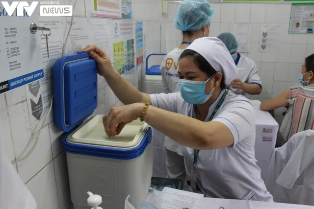 Cận cảnh quy trình tiêm vaccine phòng COVID-19 ở TP Hồ Chí Minh - Ảnh 7. Cận cảnh quy trình tiêm vaccine phòng COVID-19 ở TP Hồ Chí Minh - Ảnh 7.