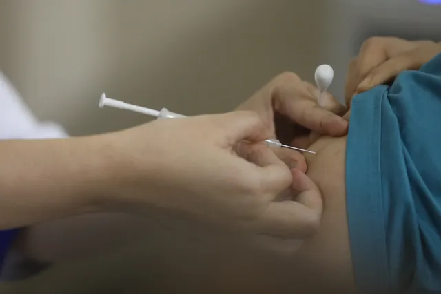 Y bác sĩ bệnh viện Thanh Nhàn tin vào độ an toàn của vaccine ngừa COVID-19 đã tiêm - Ảnh 14. Y bác sĩ bệnh viện Thanh Nhàn tin vào độ an toàn của vaccine ngừa COVID-19 đã tiêm - Ảnh 14.