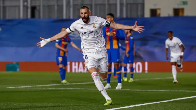 Real Madrid 2-1 Barcelona: Benzema, Kroos lập công, Real giành ngôi đầu - Ảnh 2.