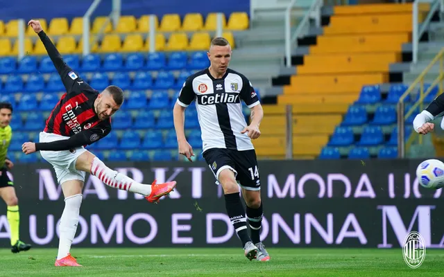 Parma 1-3 AC Milan: Ibrahimovic đặt dấu ấn bằng... tấm thẻ đỏ! - Ảnh 1.