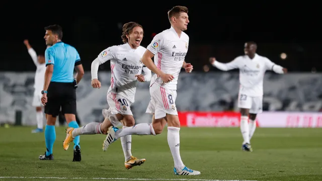 Real Madrid 2-1 Barcelona: Benzema, Kroos lập công, Real giành ngôi đầu - Ảnh 3.