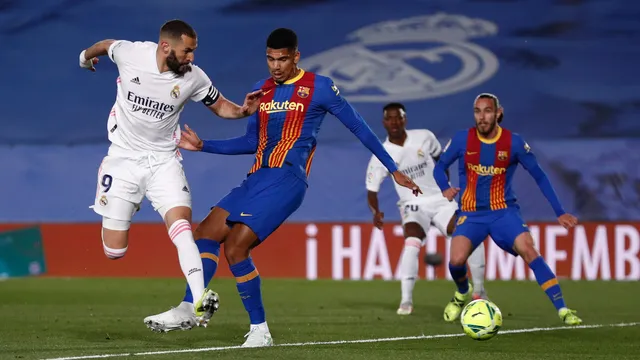 Real Madrid 2-1 Barcelona: Benzema, Kroos lập công, Real giành ngôi đầu - Ảnh 1.