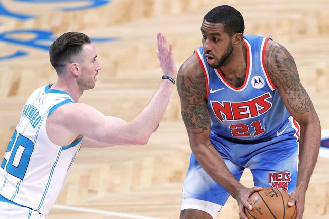 Trung phong LaMarcus Aldridge bất ngờ giải nghệ - Ảnh 1.