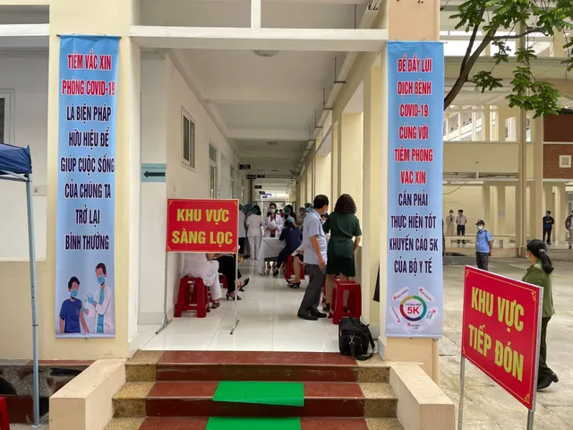 50 người đầu tiên tiêm vaccine COVID-19 tại Cao Bằng - Ảnh 1. 50 người đầu tiên tiêm vaccine COVID-19 tại Cao Bằng - Ảnh 1.