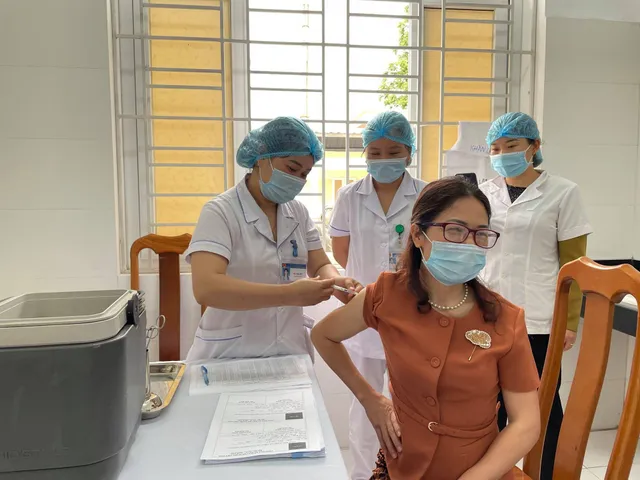 50 người đầu tiên tiêm vaccine COVID-19 tại Cao Bằng - Ảnh 2. 50 người đầu tiên tiêm vaccine COVID-19 tại Cao Bằng - Ảnh 2.