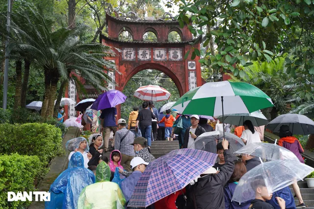 Hơn 30.000 người đội mưa ‘chen chân’ đổ về Đền Hùng trong 2 ngày cuối tuần - Ảnh 1.