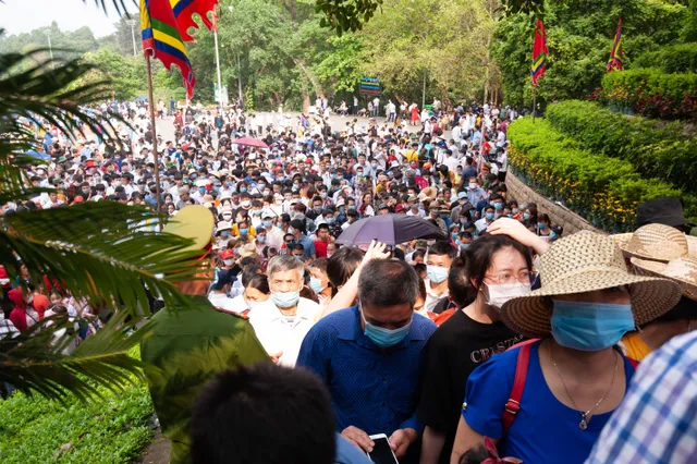 ẢNH: Hàng vạn người nô nức đổ về đền Hùng trong ngày Giỗ Tổ - Ảnh 4. ẢNH: Hàng vạn người nô nức đổ về đền Hùng trong ngày Giỗ Tổ - Ảnh 4.