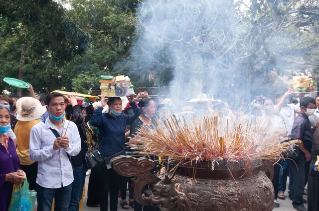 ẢNH: Hàng vạn người nô nức đổ về đền Hùng trong ngày Giỗ Tổ - Ảnh 6. ẢNH: Hàng vạn người nô nức đổ về đền Hùng trong ngày Giỗ Tổ - Ảnh 6.
