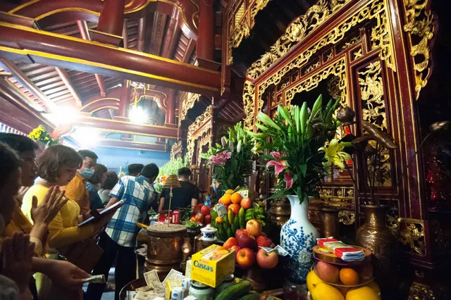 ẢNH: Hàng vạn người nô nức đổ về đền Hùng trong ngày Giỗ Tổ - Ảnh 7. ẢNH: Hàng vạn người nô nức đổ về đền Hùng trong ngày Giỗ Tổ - Ảnh 7.