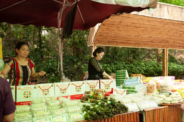 ẢNH: Hàng vạn người nô nức đổ về đền Hùng trong ngày Giỗ Tổ - Ảnh 9. ẢNH: Hàng vạn người nô nức đổ về đền Hùng trong ngày Giỗ Tổ - Ảnh 9.