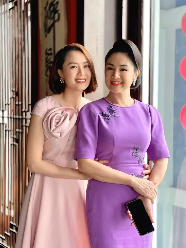 Hướng dương ngược nắng: Ngắm loạt set đồ mới đủ phong cách của Châu (Hồng Diễm) trong phần 2 - Ảnh 40. Hướng dương ngược nắng: Ngắm loạt set đồ mới đủ phong cách của Châu (Hồng Diễm) trong phần 2 - Ảnh 40.