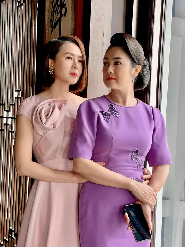 Hướng dương ngược nắng: Ngắm loạt set đồ mới đủ phong cách của Châu (Hồng Diễm) trong phần 2 - Ảnh 39. Hướng dương ngược nắng: Ngắm loạt set đồ mới đủ phong cách của Châu (Hồng Diễm) trong phần 2 - Ảnh 39.