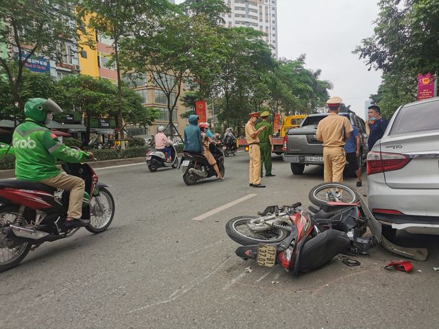 Hà Nội: Xe bán tải mất lái đâm liên hoàn 3 ô tô, 2 xe máy - Ảnh 11.