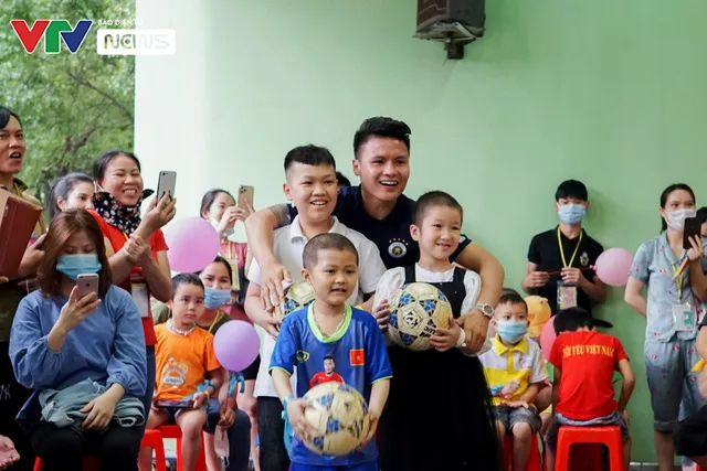 Quang Hải, Đoàn Văn Hậu, Văn Quyết tham gia “Con sẽ chiến thắng” dành cho bệnh nhi ung thư - Hàng trăm nụ cười được tiếp sức - Ảnh 3.