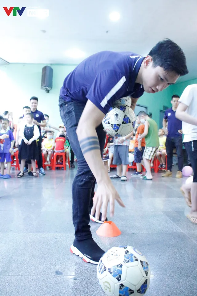 Quang Hải, Đoàn Văn Hậu, Văn Quyết tham gia “Con sẽ chiến thắng” dành cho bệnh nhi ung thư - Hàng trăm nụ cười được tiếp sức - Ảnh 2.