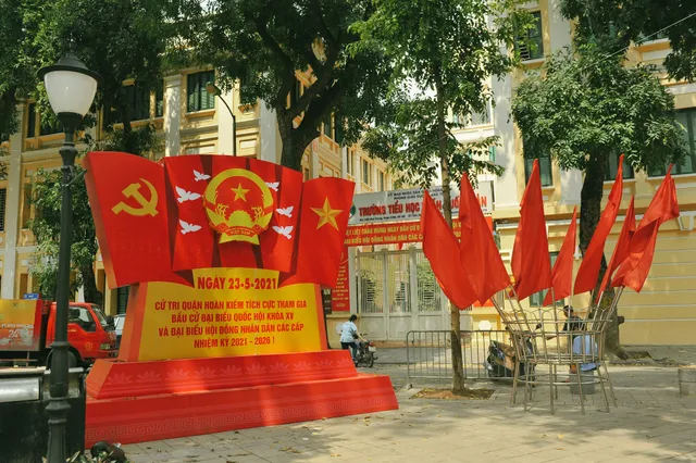 Thủ đô Hà Nội rực sắc đỏ chào mừng cuộc bầu cử Đại biểu Quốc hội và HĐND - Ảnh 1. Thủ đô Hà Nội rực sắc đỏ chào mừng cuộc bầu cử Đại biểu Quốc hội và HĐND - Ảnh 1.
