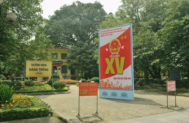 Thủ đô Hà Nội rực sắc đỏ chào mừng cuộc bầu cử Đại biểu Quốc hội và HĐND - Ảnh 2. Thủ đô Hà Nội rực sắc đỏ chào mừng cuộc bầu cử Đại biểu Quốc hội và HĐND - Ảnh 2.