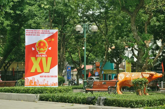 Thủ đô Hà Nội rực sắc đỏ chào mừng cuộc bầu cử Đại biểu Quốc hội và HĐND - Ảnh 3. Thủ đô Hà Nội rực sắc đỏ chào mừng cuộc bầu cử Đại biểu Quốc hội và HĐND - Ảnh 3.