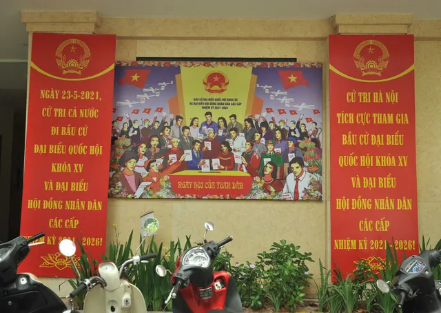 Thủ đô Hà Nội rực sắc đỏ chào mừng cuộc bầu cử Đại biểu Quốc hội và HĐND - Ảnh 9. Thủ đô Hà Nội rực sắc đỏ chào mừng cuộc bầu cử Đại biểu Quốc hội và HĐND - Ảnh 9.
