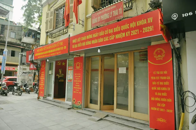 Thủ đô Hà Nội rực sắc đỏ chào mừng cuộc bầu cử Đại biểu Quốc hội và HĐND - Ảnh 10. Thủ đô Hà Nội rực sắc đỏ chào mừng cuộc bầu cử Đại biểu Quốc hội và HĐND - Ảnh 10.