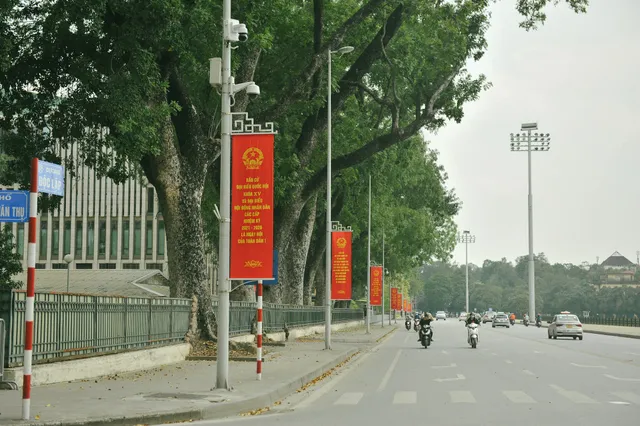 Thủ đô Hà Nội rực sắc đỏ chào mừng cuộc bầu cử Đại biểu Quốc hội và HĐND - Ảnh 8. Thủ đô Hà Nội rực sắc đỏ chào mừng cuộc bầu cử Đại biểu Quốc hội và HĐND - Ảnh 8.