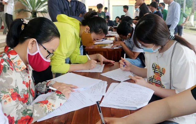 Lao động Việt già đi song người trẻ lại thiếu việc làm, cạnh tranh chỉ hơn Indonesia và Lào - Ảnh 1. Lao động Việt già đi song người trẻ lại thiếu việc làm, cạnh tranh chỉ hơn Indonesia và Lào - Ảnh 1.