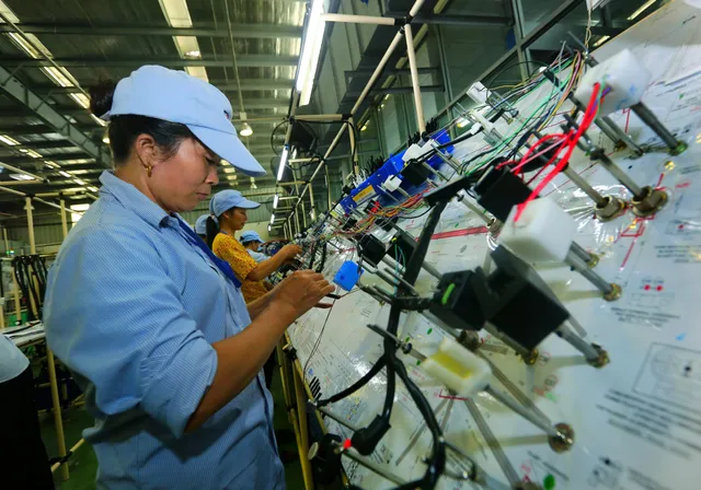 Lao động Việt già đi song người trẻ lại thiếu việc làm, cạnh tranh chỉ hơn Indonesia và Lào - Ảnh 3. Lao động Việt già đi song người trẻ lại thiếu việc làm, cạnh tranh chỉ hơn Indonesia và Lào - Ảnh 3.