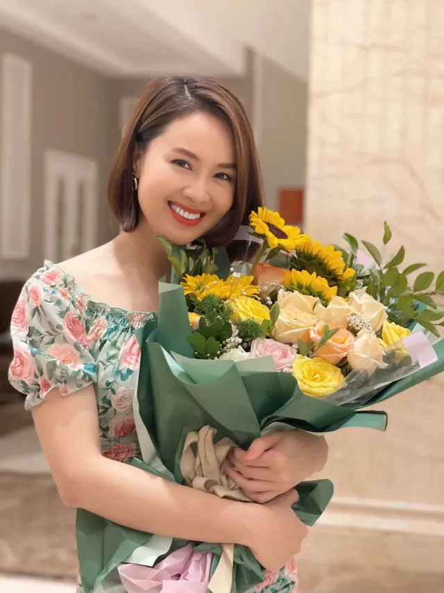 Hướng dương ngược nắng: Ngắm loạt set đồ mới đủ phong cách của Châu (Hồng Diễm) trong phần 2 - Ảnh 41. Hướng dương ngược nắng: Ngắm loạt set đồ mới đủ phong cách của Châu (Hồng Diễm) trong phần 2 - Ảnh 41.