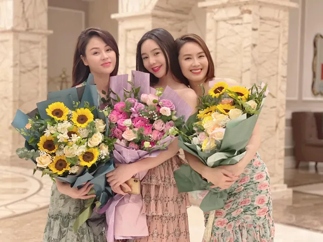 Hướng dương ngược nắng: Ngắm loạt set đồ mới đủ phong cách của Châu (Hồng Diễm) trong phần 2 - Ảnh 42. Hướng dương ngược nắng: Ngắm loạt set đồ mới đủ phong cách của Châu (Hồng Diễm) trong phần 2 - Ảnh 42.