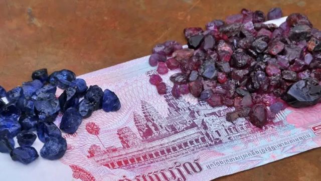 Ôm giấc mộng đổi đời, nhiều người đổ xô đào đá quý ở Campuchia - Ảnh 1.