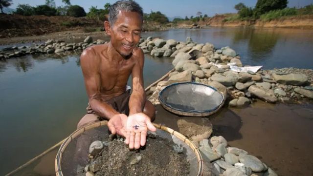 Ôm giấc mộng đổi đời, nhiều người đổ xô đào đá quý ở Campuchia - Ảnh 2.