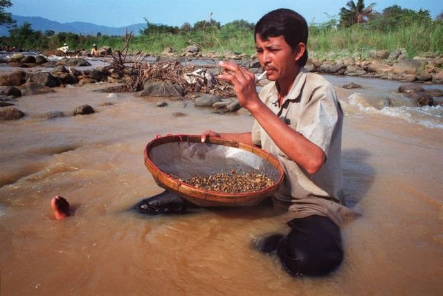 Ôm giấc mộng đổi đời, nhiều người đổ xô đào đá quý ở Campuchia - Ảnh 6.